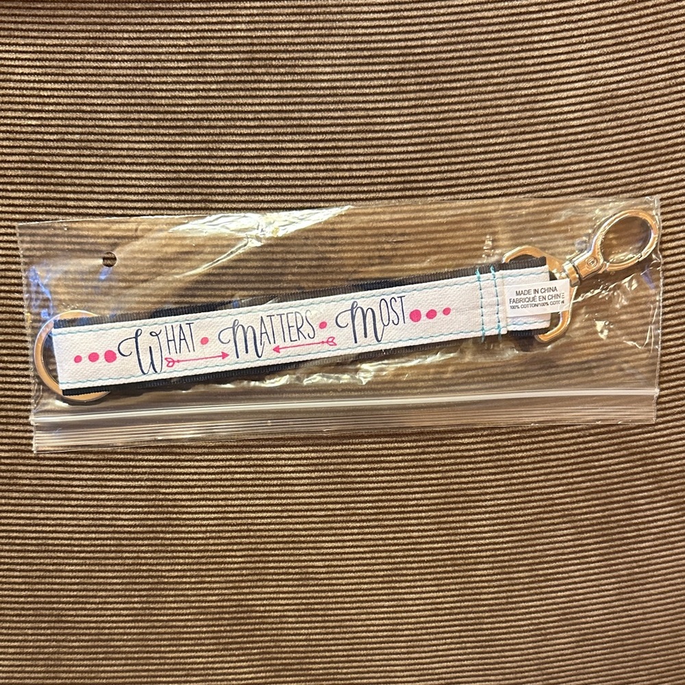 🌲Thirty one Hang it up key fob. “What matters most”